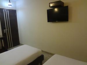 TV a/nebo společenská místnost v ubytování Hotel Sapna