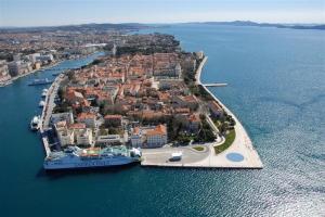 wyspa w wodzie z statkiem wycieczkowym w obiekcie Studio Apartment Katalpa w mieście Zadar