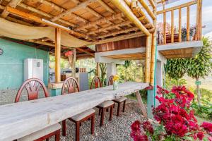 a wooden table and chairs under a wooden pergola at Cabaa el Sol Medellin in Titiribí