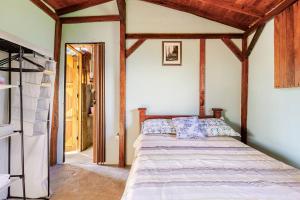 a bedroom with a large bed in a room at Cabaa el Sol Medellin in Titiribí