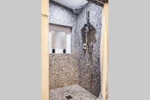 baño con ducha y puerta de cristal en Interno 1, en Bolonia