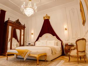 a bedroom with a large bed with a red canopy at Hotel Casa Huamantla in Huamantla