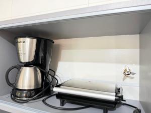a blender sitting on top of a shelf at Casa 20 in Araguaína