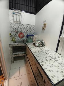 a kitchen with a sink and a counter top at บ้านสุขสันต์ พฤกษา45 บางใหญ่ in Ban Nong Kradi
