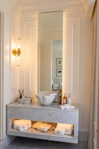 a bathroom with a sink and a large mirror at Hotel Casa Huamantla in Huamantla +55 photos
