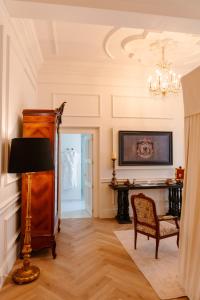 a living room with a chair and a chandelier at Hotel Casa Huamantla in Huamantla