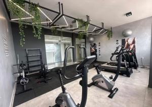 a gym with several exercise equipment in a room at Studio Blanc - Espaço e conforto com uma vista incrivel in Barbacena