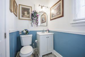 a bathroom with a toilet and a sink at Room B2 Shared bathroom Kingbed washer dryer in Rochester