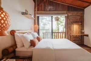 a bedroom with a bed and a couch and a window at Mantoverde in Dosquebradas