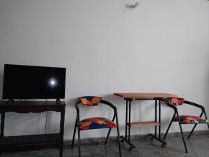 a table and two chairs and a table and a television at Aparta Studio Las Palmas in La Dorada