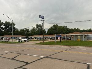 an empty parking lot with a sign on a street at RIVERSIDE MOTEL in Hebron