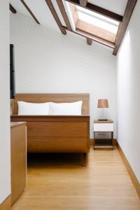 una camera da letto con un letto e una lampada su un pavimento di legno di The Sultan a Singapore