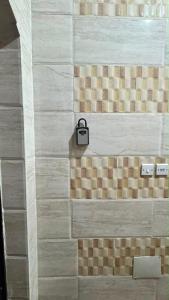a tile shower with a purse on the wall at بيّت الضيافة in Al Baha
