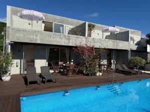 ein Haus mit Swimmingpool und Terrasse in der Unterkunft mrsbutt inn in Aka