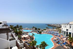 an image of the pool at the resort at Sandos Papagayo in Playa Blanca