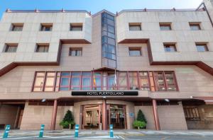 a building with a hotel reception at Hotel Puertollano in Puertollano