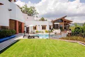 a backyard with a pool and a house at Rustic house with stunning lake view in Valle de Bravo