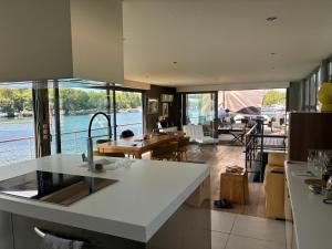 a kitchen and living room with a view of the water at Peniche Casa Luze in Issy-les-Moulineaux