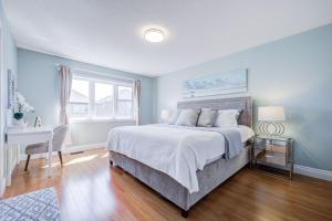 a bedroom with a bed and a desk and a window at Fancy home in Richmond hill in Richmond Hill