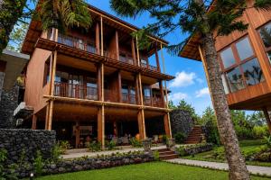 an exterior view of a building with a tree at Kropak Sidemen in Sidemen
