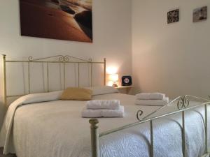 a bedroom with a bed with two towels on it at A casa di Nonna Maria in Marsala