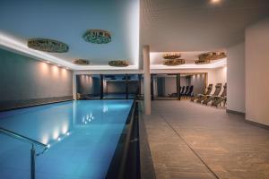 - une piscine dans un bâtiment avec des chaises dans l'établissement Lüch de Costa, à Colfosco