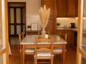 eine Küche mit einem Tisch mit zwei Stühlen und einem Tisch sidx sidx sidx in der Unterkunft QuickHome Monviso in Santhià