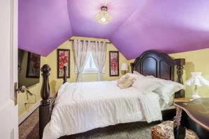 a bedroom with a purple ceiling and a bed at B4Garden Suite Shared bathroom QBed washer dryer in Rochester