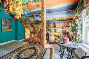a room with a painting on the ceiling at B4Garden Suite Shared bathroom QBed washer dryer in Rochester