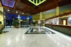 a lobby with a pool in the middle of a building at Sandos Papagayo in Playa Blanca