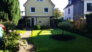 Κήπος έξω από το Ferienhaus am Hasselberg Husum