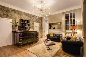 una sala de estar con un sofá y una mesa en Charme Spagna Boutique Hotel, en Roma