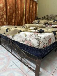 two beds in a room with at Kannan homestay in Kamunting