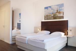 Postel nebo postele na pokoji v ubytování Viva Hotel Lübeck