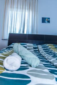 奧西耶克的住宿－Apartment Flores，床上有2个枕头