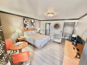 a hotel room with a bed and a television at Cascade Lodge Boutique in Bend