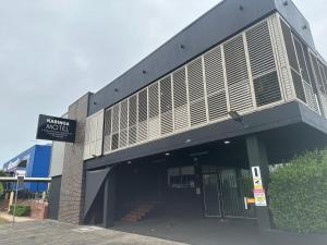 a building with the entrance to a parking lot at Karinga Motel Lismore in Lismore