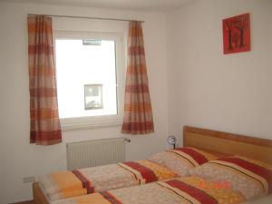 um quarto com 2 camas e uma janela em Biohof Stockinger em Kirchbach