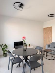 a dining room with a table and chairs at Esmee In, Engomi in İncirli