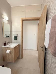 a bathroom with a toilet and a sink at Esmee In, Engomi in İncirli