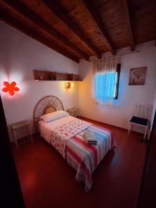 a bedroom with a large bed in a room at Venta Judio in Purchena