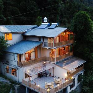 an aerial view of a house with a roof at Echor Mountain Crest Jibhi in Jibhi