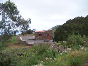 une maison en pierre au milieu d'un champ dans l'établissement Casas del Monte, à Valverde