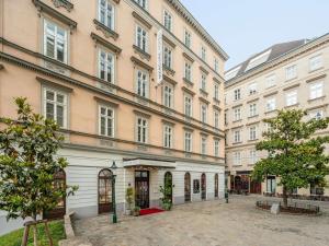 a large building with a courtyard in front of it at Mercure Vienna First in Vienna