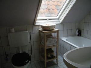 y baño con ventana, lavabo y bañera. en La Perle Apartment, en Utrecht