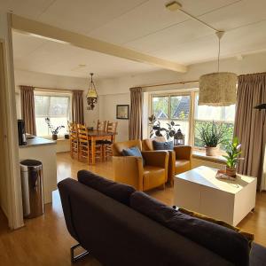 a living room with a couch and a table at d'AldeSkoalle in Molkwerum