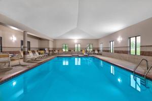a pool with blue water in a hotel room at La Quinta by Wyndham Midwest City - Tinker AFB in Midwest City