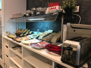 Kuchyňa alebo kuchynka v ubytovaní Mayerling Hotel