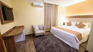 Giường trong phòng chung tại Hotel Alles Blau