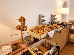 a table with baskets of bread and other foods at Hotel garni Königslinde - Wandern, Radeln, Skifahren & Genießen in Bayrischzell
